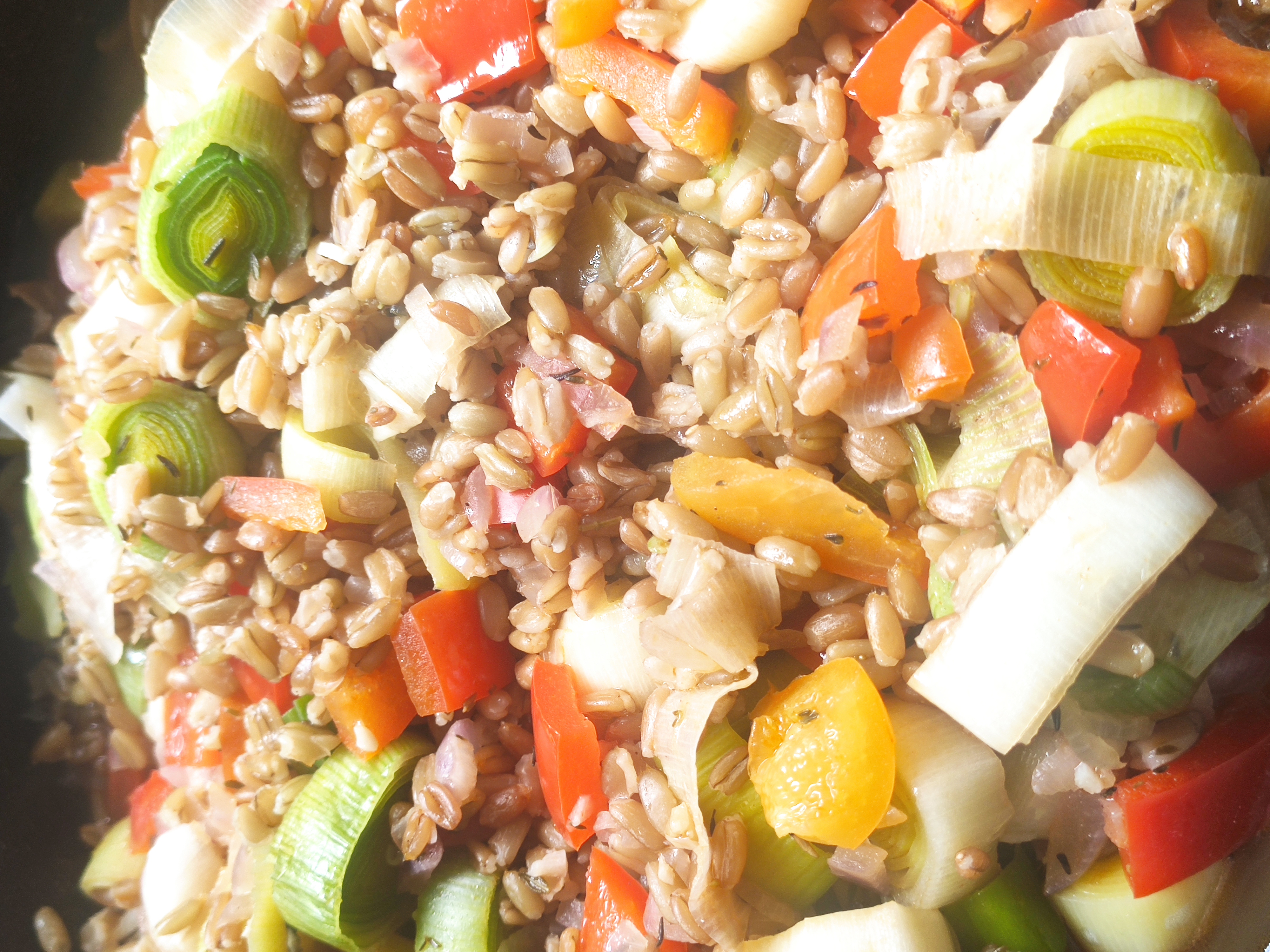 Gruenkernpfanne mit buntem Gemüse